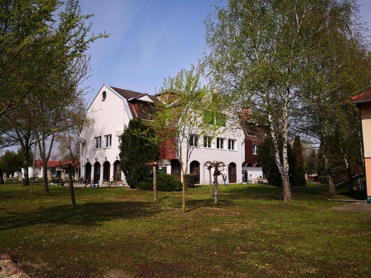 Laguna Panzio Gárdony Buitenkant foto