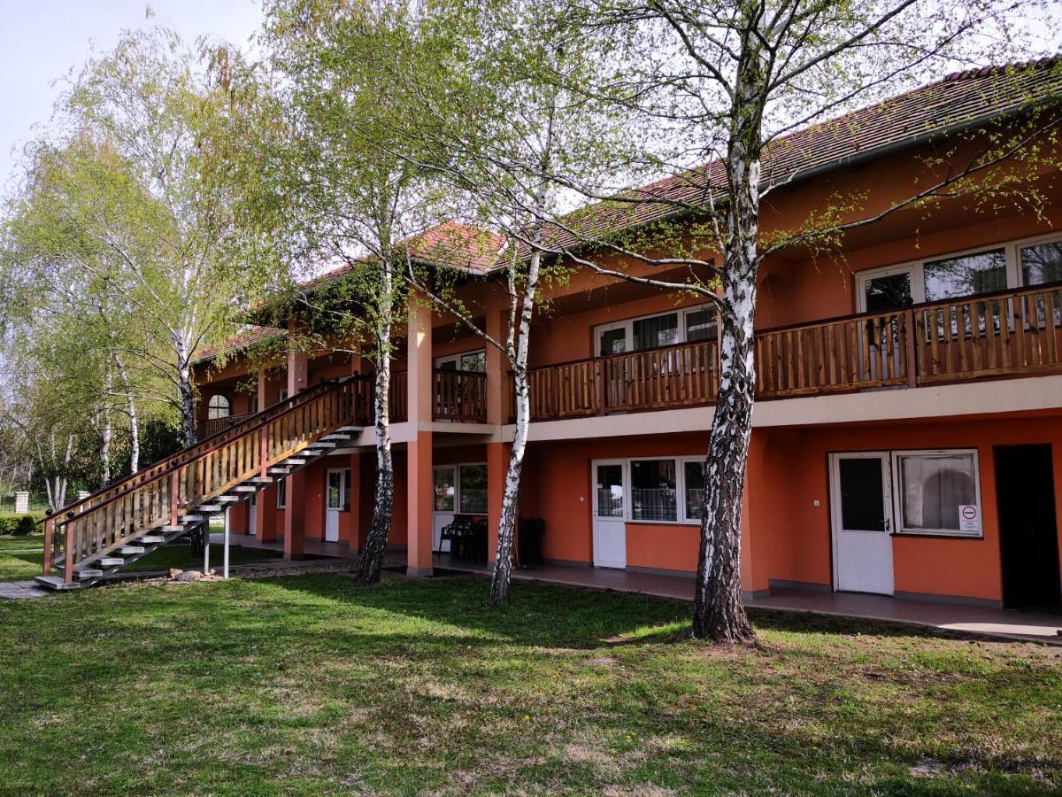 Laguna Panzio Gárdony Buitenkant foto