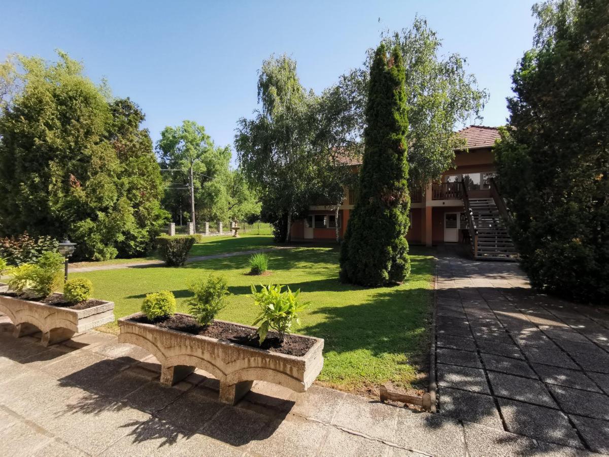 Laguna Panzio Gárdony Buitenkant foto